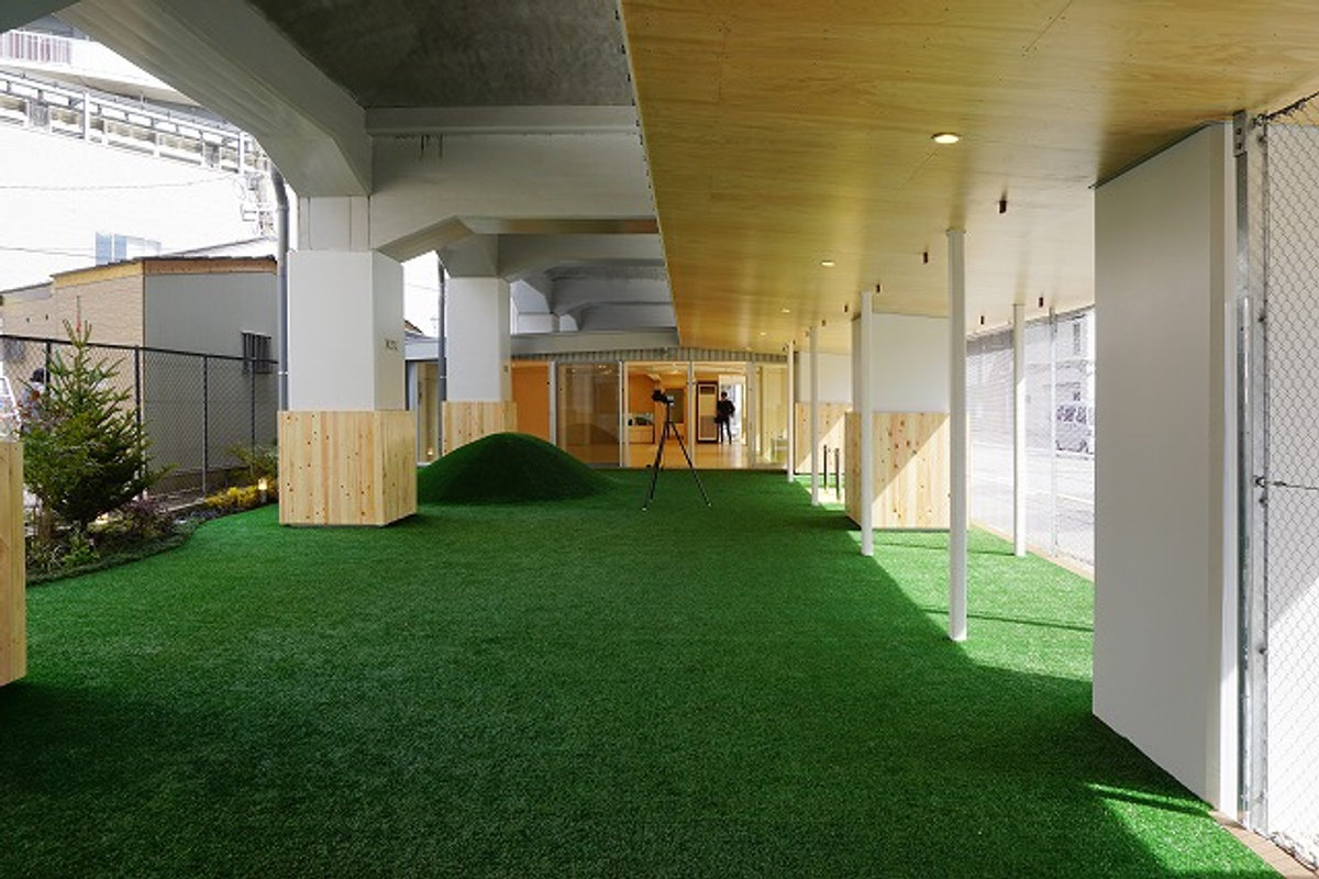 町屋高架下保育園
